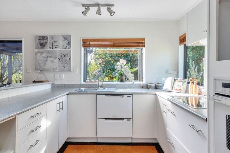 Photo of property in 215 Kaipara Road, Papakura, 2582