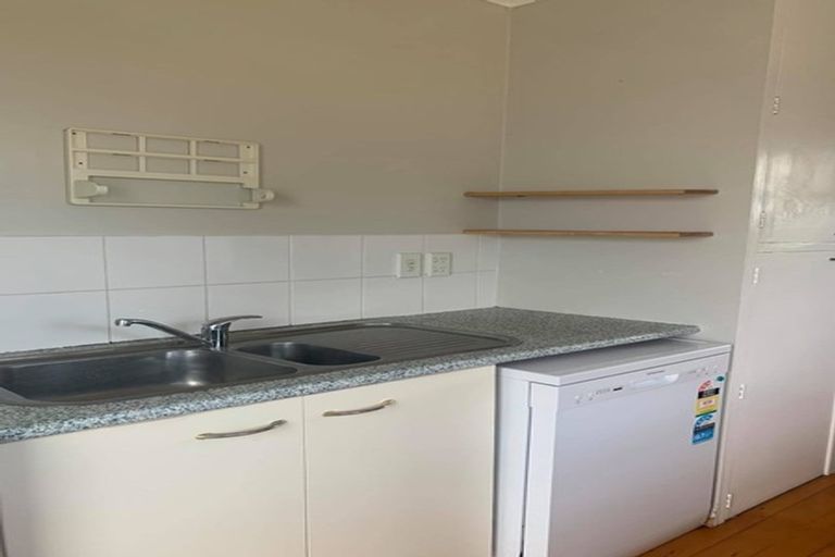 Photo of property in 2/40 Pupuke Road, Takapuna, Auckland, 0622