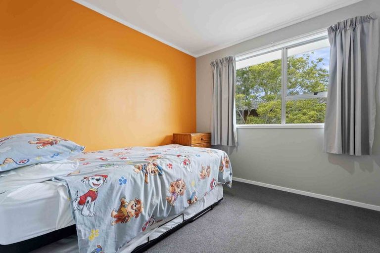 Photo of property in 48 Harmel Road, Glendene, Auckland, 0602