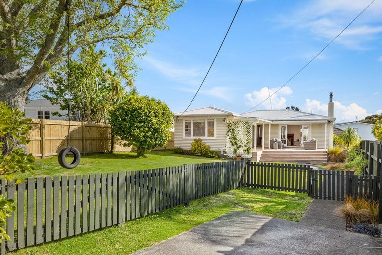 Photo of property in 12 Renata Crescent, Te Atatu Peninsula, Auckland, 0610