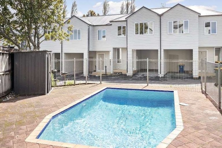 Photo of property in 1/30 John Jennings Drive, Oteha, Auckland, 0632