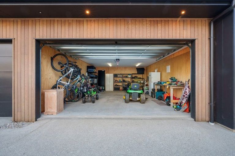 Photo of property in 16 Runholder Rise, Jacks Point, 9371