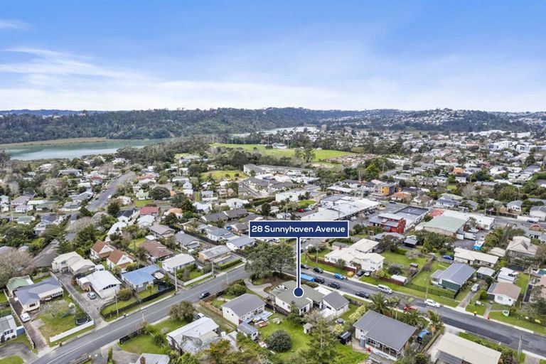 Photo of property in 28 Sunnyhaven Avenue, Beach Haven, Auckland, 0626