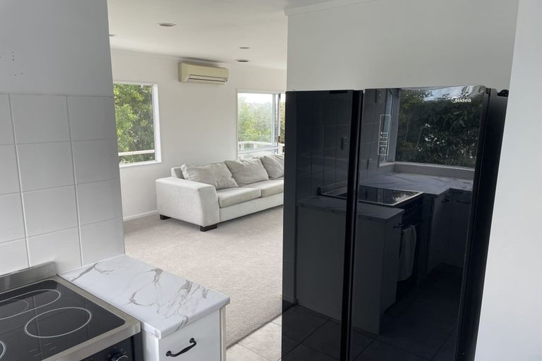 Photo of property in 2/318 Sunset Road, Unsworth Heights, Auckland, 0632