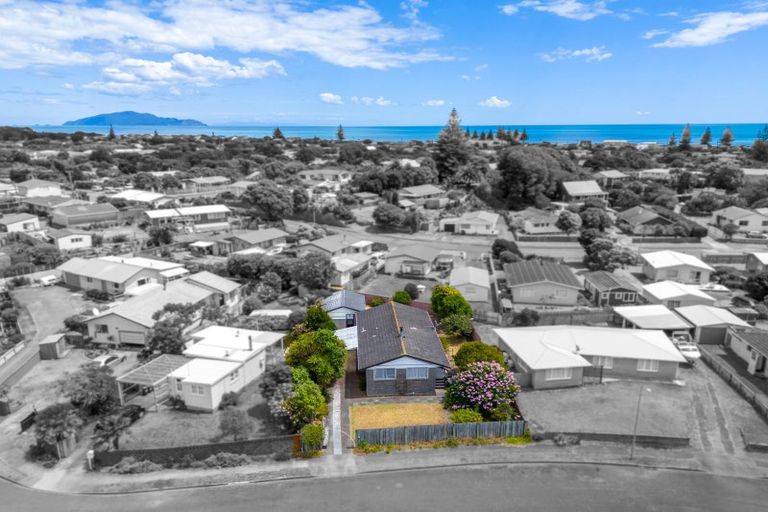 Photo of property in 6 Colenso Place, Otaki Beach, Otaki, 5512