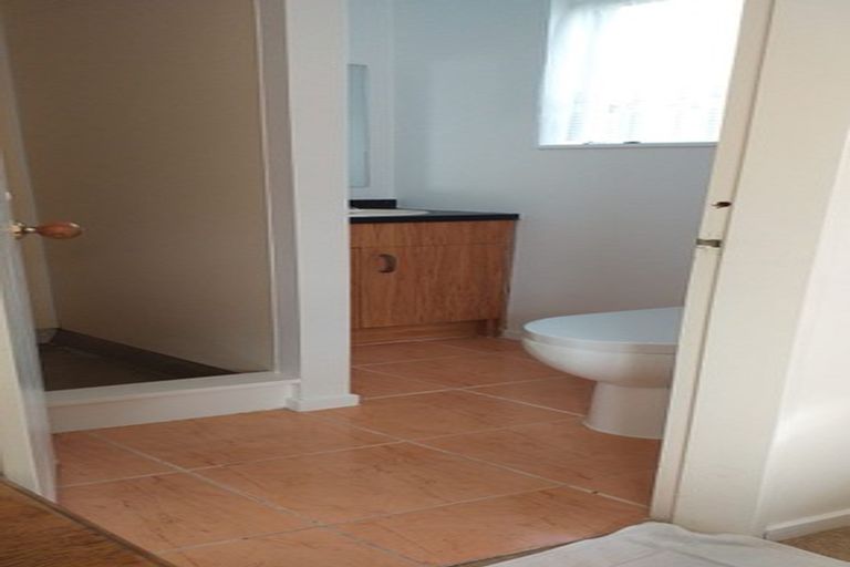 Photo of property in 2b Sunhaven Drive, Newlands, Wellington, 6037