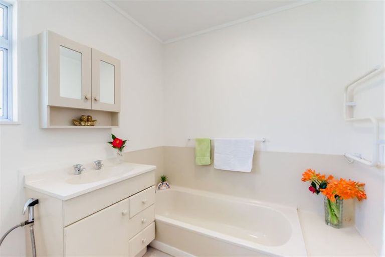 Photo of property in 8a Fleetwood Grove, Waikanae, 5036