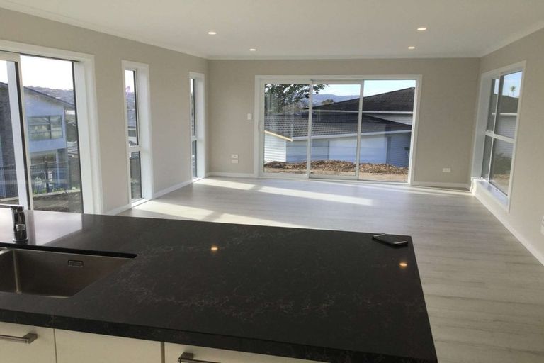 Photo of property in 18 Ridgeview Close, Red Beach, 0932