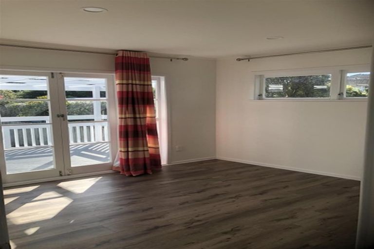 Photo of property in 5 Thomas Rea Place, Te Atatu South, Auckland, 0610