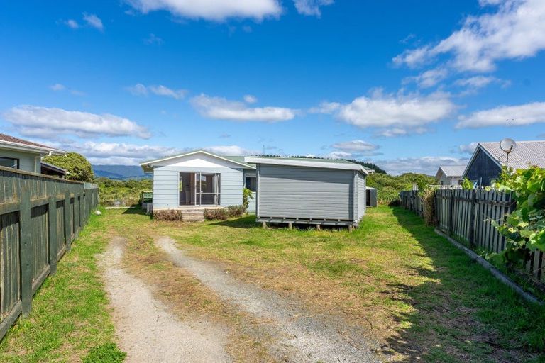 Photo of property in 13 Simcox Street, Otaki Beach, Otaki, 5512