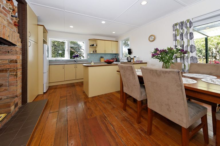 Photo of property in 198 Golf Road, Titirangi, Auckland, 0604