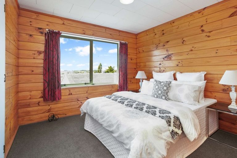 Photo of property in 1/3 Jumento Place, Unsworth Heights, Auckland, 0632