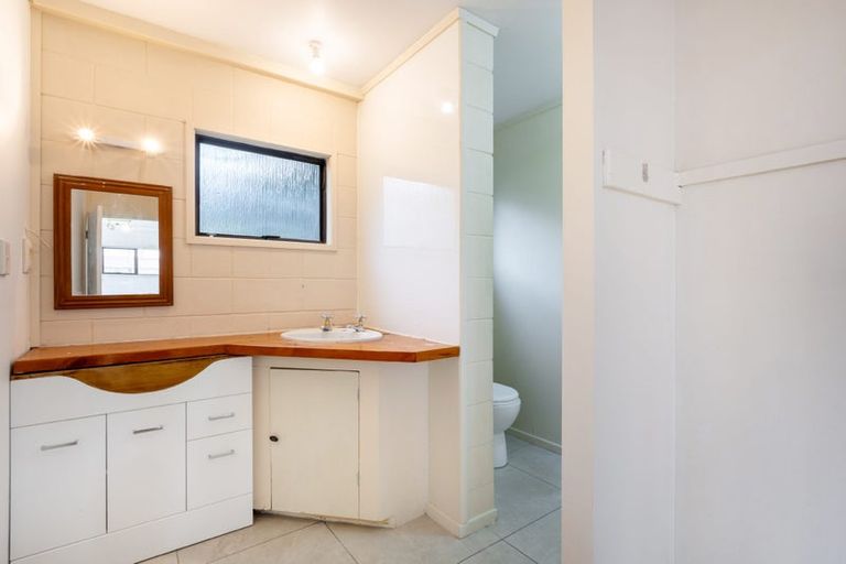 Photo of property in 2/90 Browns Bay Road, Rothesay Bay, Auckland, 0630