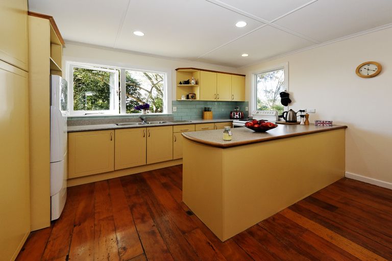Photo of property in 198 Golf Road, Titirangi, Auckland, 0604