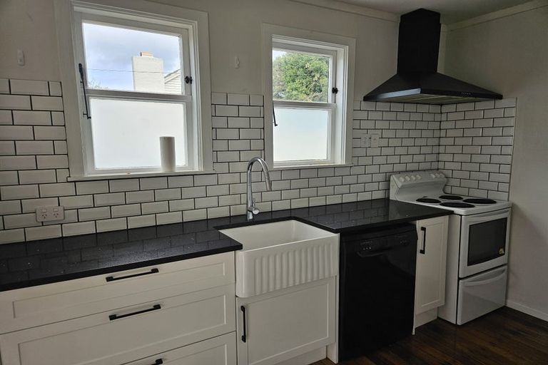 Photo of property in 2a Rewa Street, New Lynn, Auckland, 0600