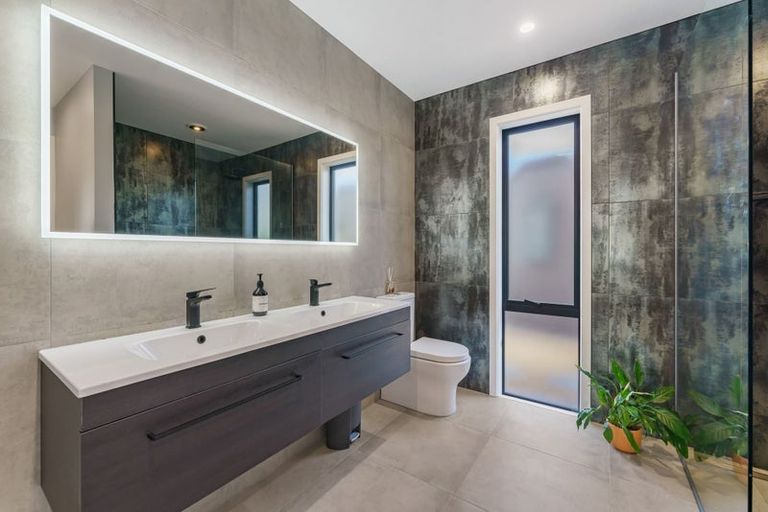 Photo of property in 5 Vickers Way, Acacia Bay, Taupo, 3385