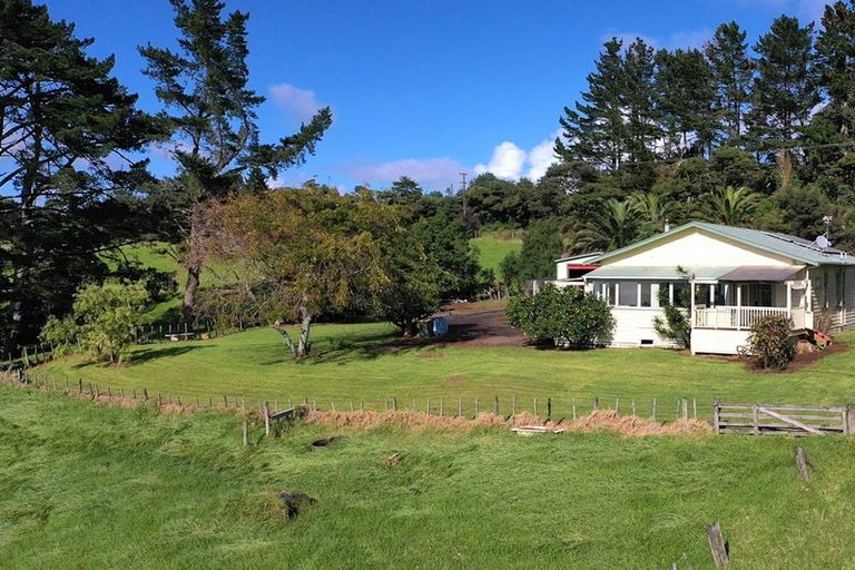 Photo of property in 2442 South Head Road, South Head, Helensville, 0874