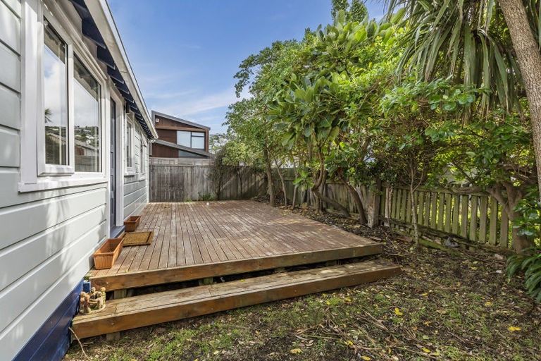 Photo of property in 3 Apu Crescent, Lyall Bay, Wellington, 6022