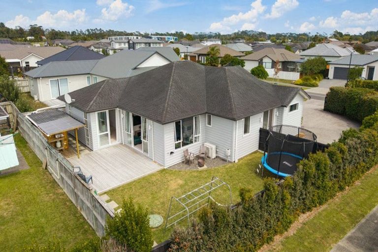 Photo of property in 1 Aporo Drive, Kumeu, 0810