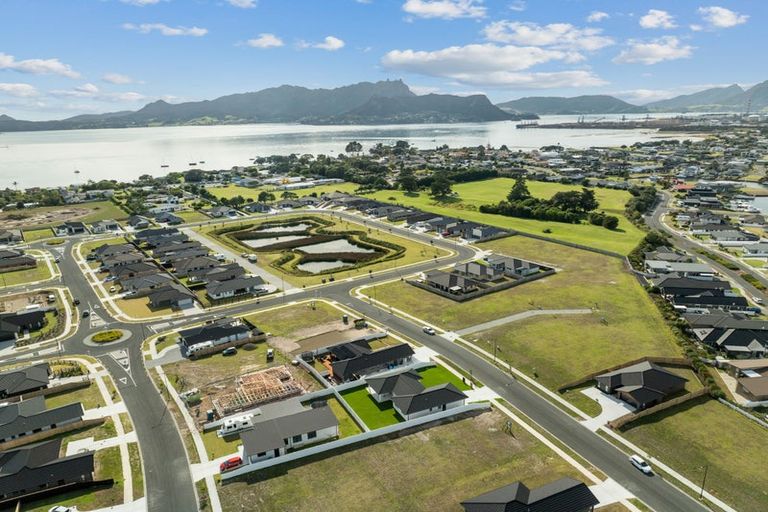 Photo of property in 8 Te Taniwha Road, One Tree Point, 0118