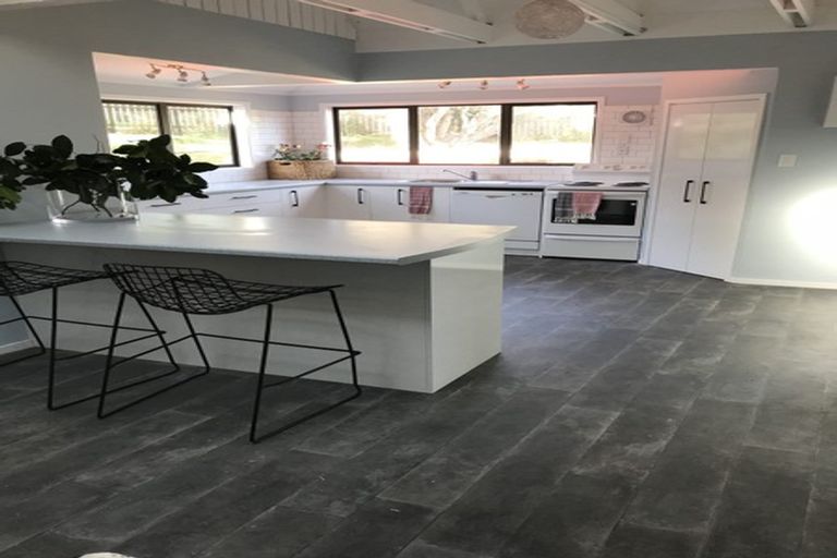 Photo of property in 3 Sarah Street, Waikawa Beach, Levin, 5573