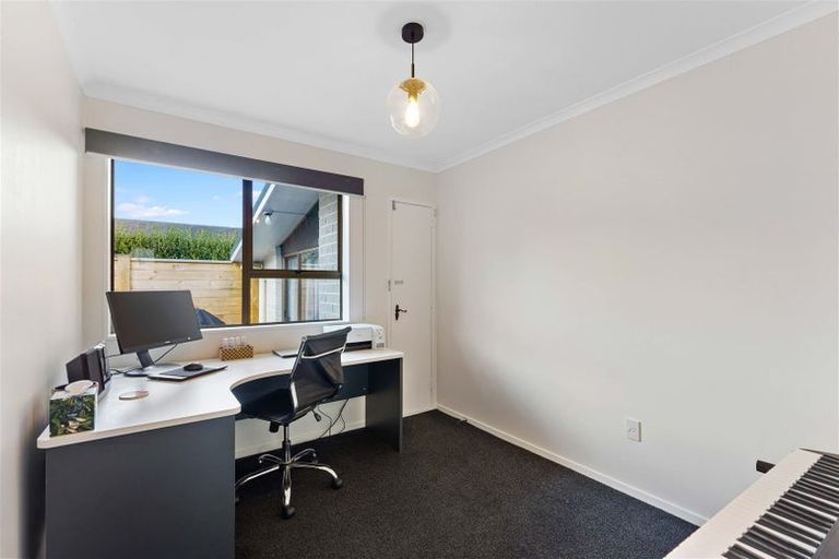 Photo of property in 34 Rewarewa Crescent, Waikanae, 5036