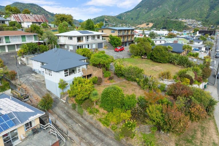 Photo of property in 34 Waikawa Road, Picton, 7220