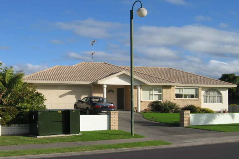 Photo of property in 176 Lakeside Drive, Orewa, 0931