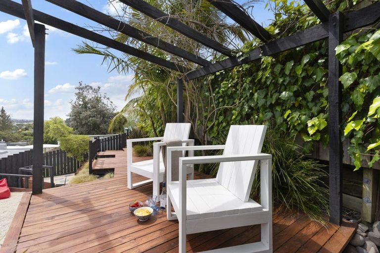 Photo of property in 2/11 Rangeview Road, Sunnyvale, Auckland, 0612