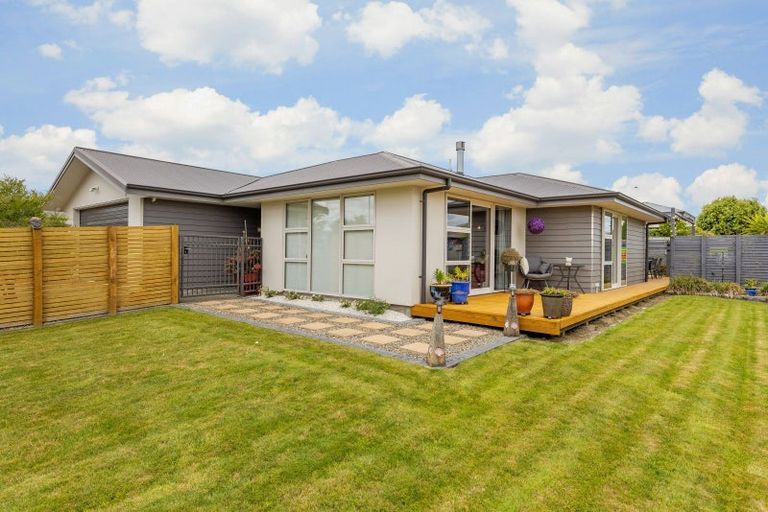 Photo of property in 11 Monaco Grove, Fitzherbert, Palmerston North, 4410