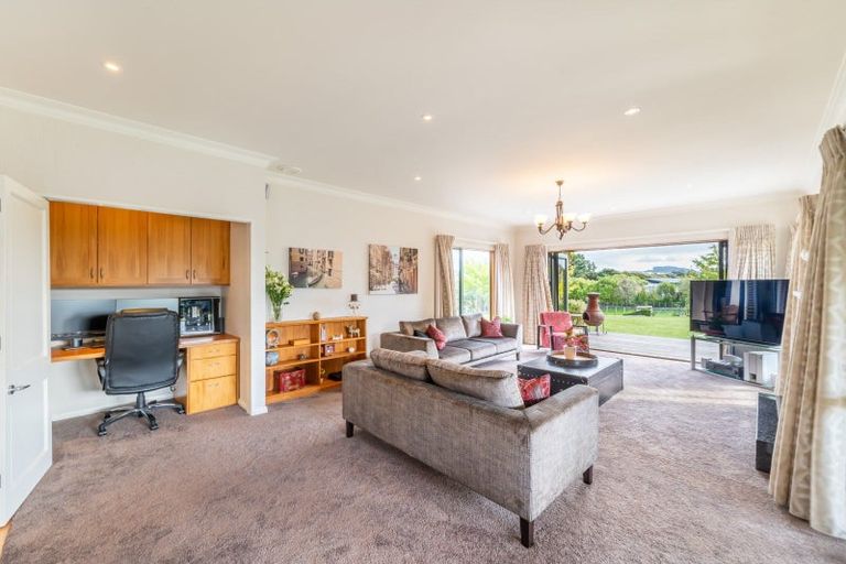 Photo of property in 32 Paekakariki Hill Road, Pauatahanui, Porirua, 5381