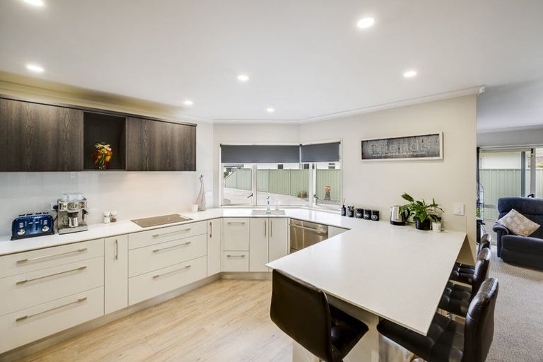 Photo of property in 5a Queens Walk, Taradale, Napier, 4112