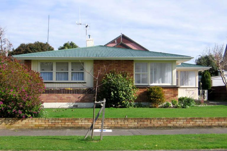 Photo of property in 76 Wikiriwhi Crescent, Awapuni, Palmerston North, 4412
