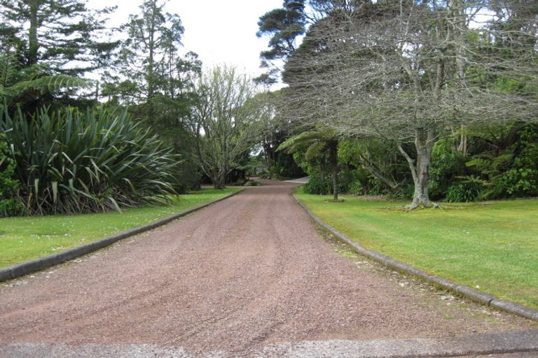 Photo of property in 10 Atarua Gardens, Waiatarua, Auckland, 0604