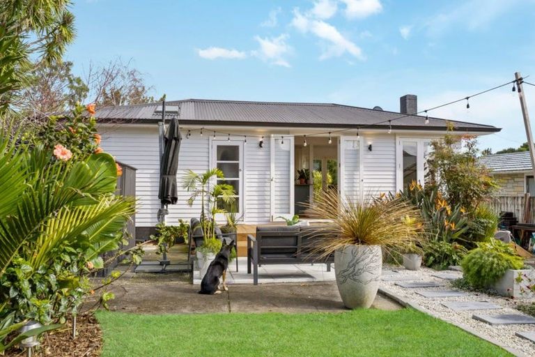 Photo of property in 25 Trojan Crescent, New Lynn, Auckland, 0600