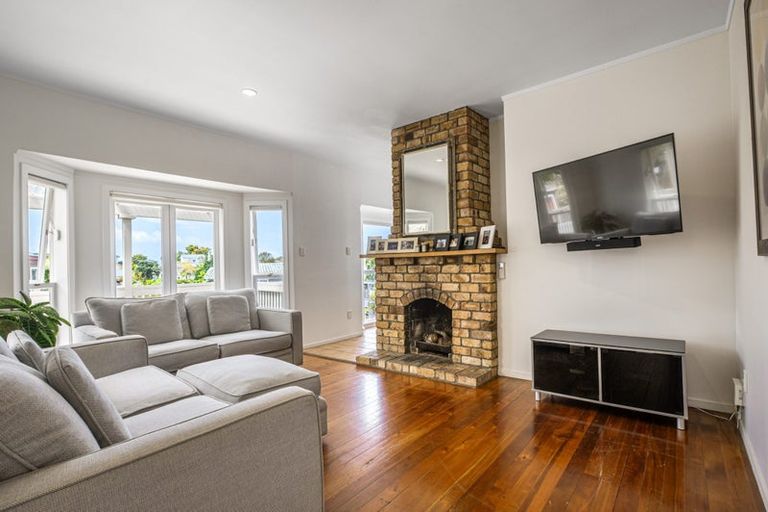 Photo of property in 2/158 Onewa Road, Northcote, Auckland, 0627