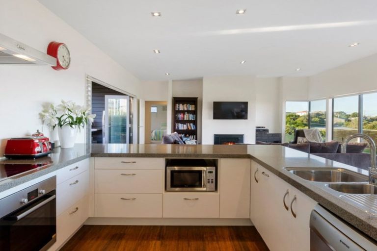 Photo of property in 22 Wonderview Road, Leigh, 0985