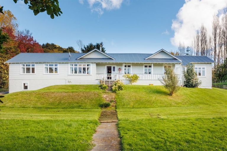 Photo of property in 21 Ongo Road, Hunterville, 4730