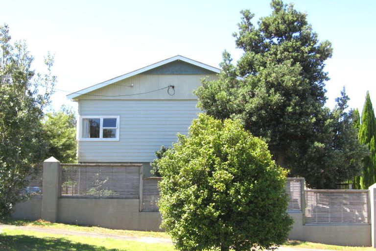 Photo of property in 2/14 Wernham Place, Northcote, Auckland, 0626