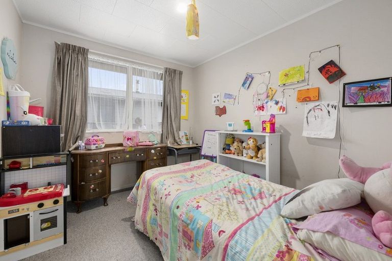 Photo of property in 16 Oaklands Grove, Clouston Park, Upper Hutt, 5018