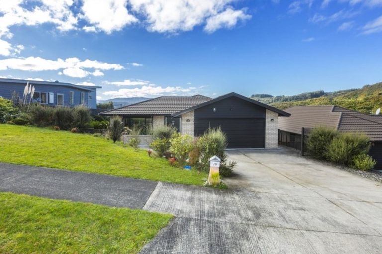 Photo of property in 29 King Charles Drive, Kingsley Heights, Upper Hutt, 5018