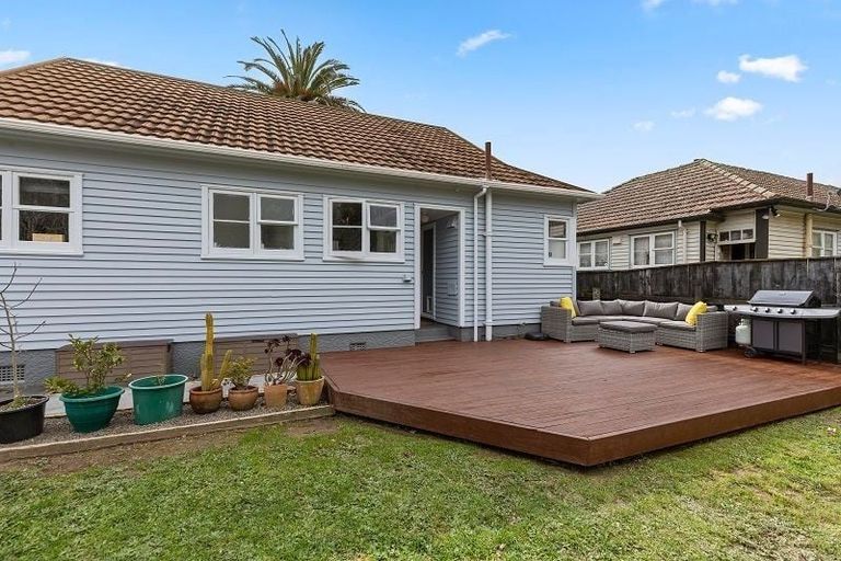 Photo of property in 114 Cambridge Terrace, Fairfield, Lower Hutt, 5011