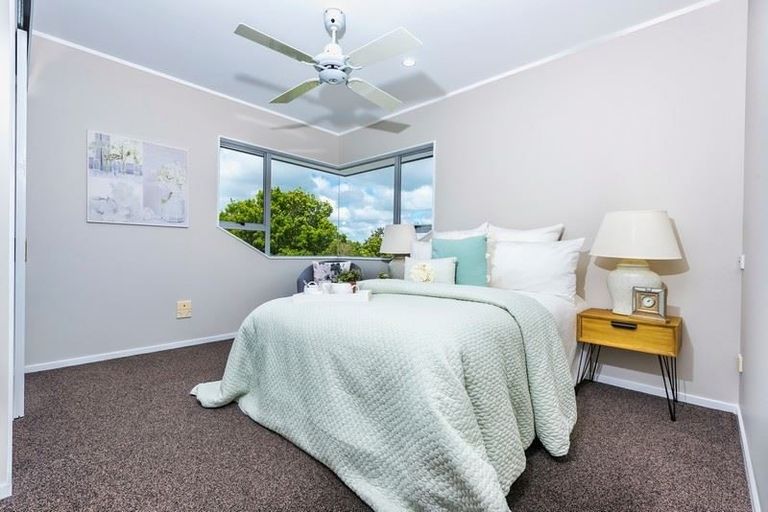 Photo of property in 13 Lagoon Way, West Harbour, Auckland, 0618