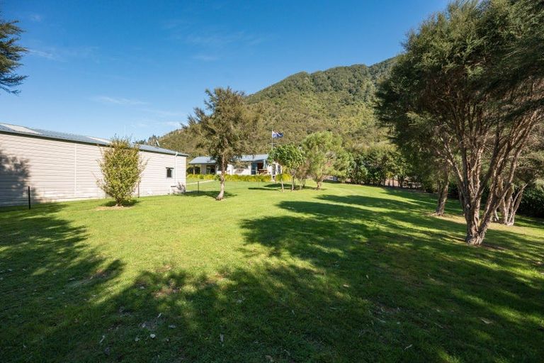 Photo of property in 4 Worlds End Road, Tennyson Inlet, 7195