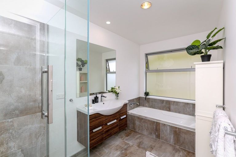 Photo of property in 17a Heta Road, Highlands Park, New Plymouth, 4312