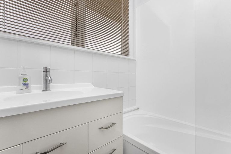 Photo of property in 11 Windrush Close, Mangere, Auckland, 2022