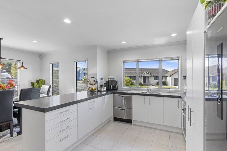 Photo of property in 20 Ronald Scott Grove, Riverstone Terraces, Upper Hutt, 5018