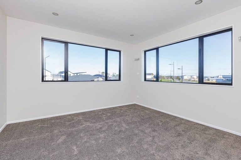 Photo of property in 1 Whata Street, Clarks Beach, 2122