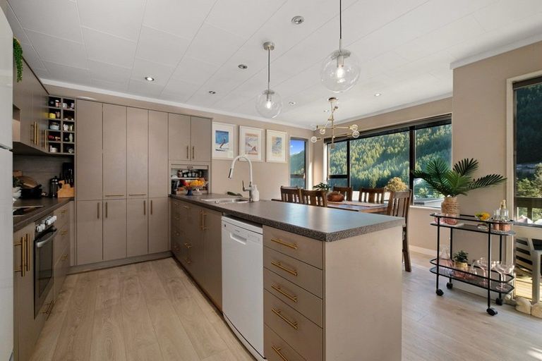 Photo of property in 3 Mackinnon Terrace, Sunshine Bay, Queenstown, 9300