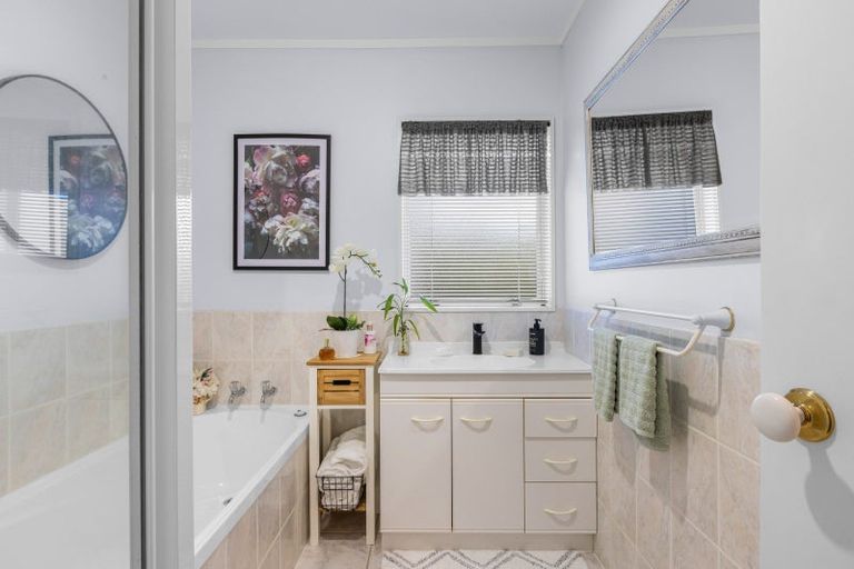 Photo of property in 3b Mcgowan Place, Orewa, 0931